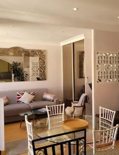 アパート From 1882, Romantic Flat, In The Golden Square