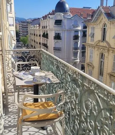 From 1882, Romantic Flat, In The Golden Square 아파트 니스